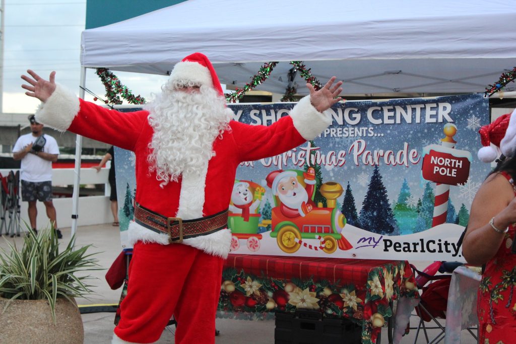 SANTA IS COMING TO PEARL CITY! THIS SATURDAY AND SUNDAY!