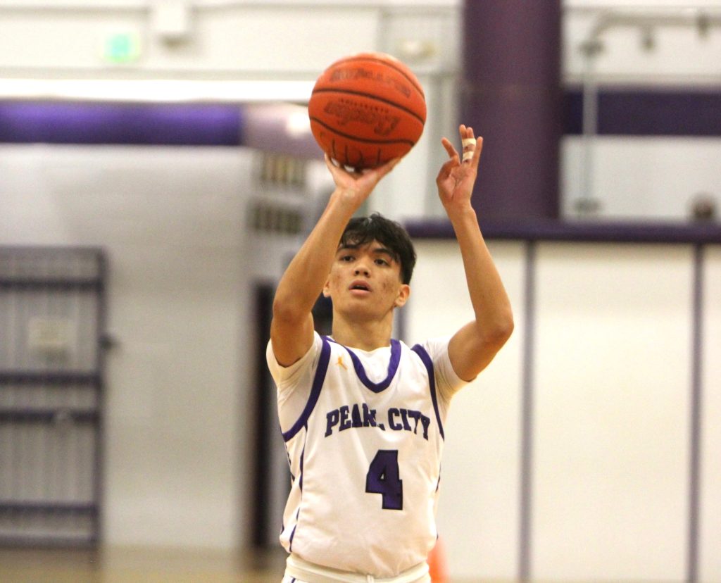Anthony Bautista drops 28 in Pearl City’s 60-39 win over Waialua