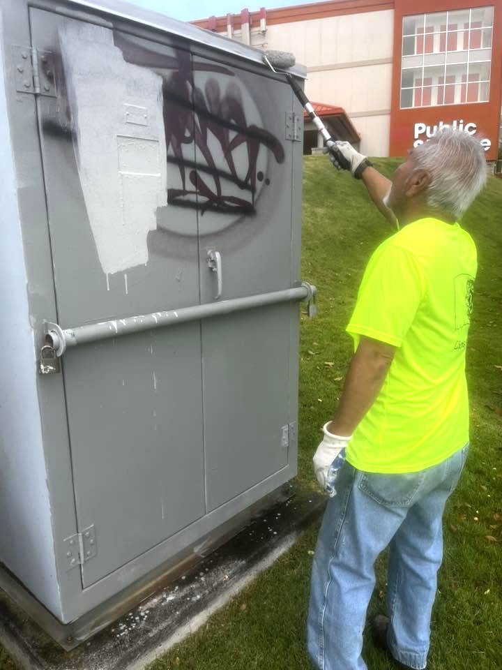 Mana Loa Nimitz Lions Club cleans up graffiti in Pearl City