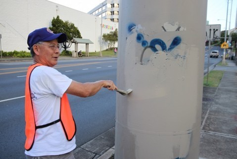 Lions Clubs pitch in to beautify Moanalua Road in Aiea