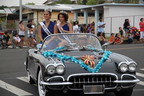 Miss Hawaii USA and Miss Hawaii Teen USA take a cruise at Pearl City Christmas Parade