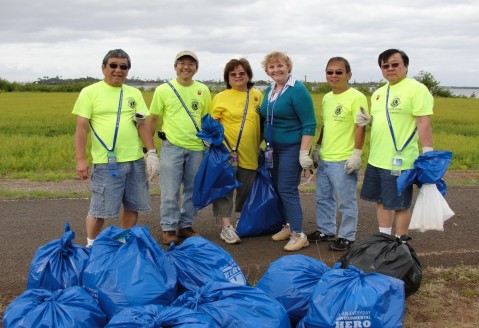 Volunteers give Pearl Harbor Bike Path a Face-Lift